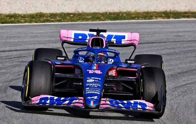 Fernando_Alonso_testdagen_Barcelona_track_front