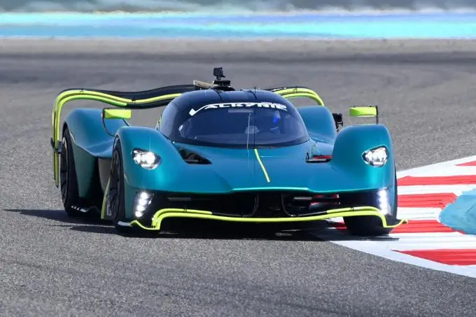 Aston_Martin_Valkyrie_at_Barhain 2