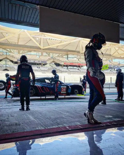 Walkenhorst_BMW_Yas_Marina_circuit__pits