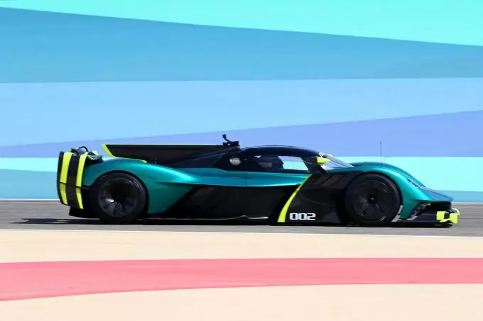 Aston_Martin_Valkyrie_at_Barhain 4