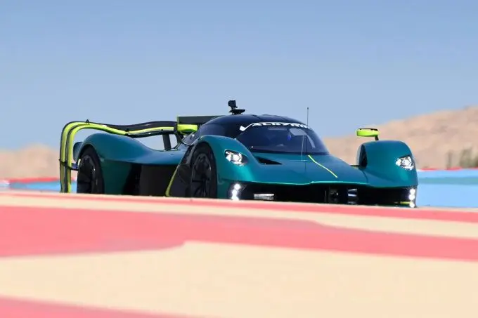 Aston_Martin_Valkyrie_at_Barhain 6