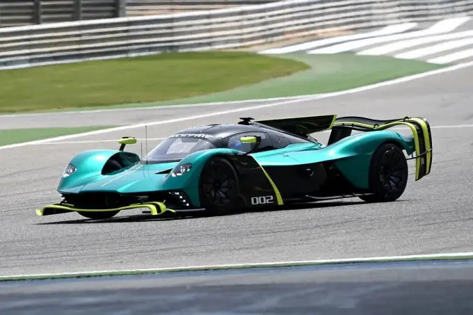 Aston_Martin_Valkyrie_at_Barhain 7