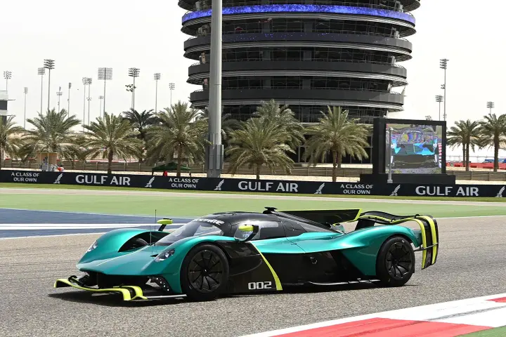 Aston_Martin_Valkyrie_at_Barhain 8