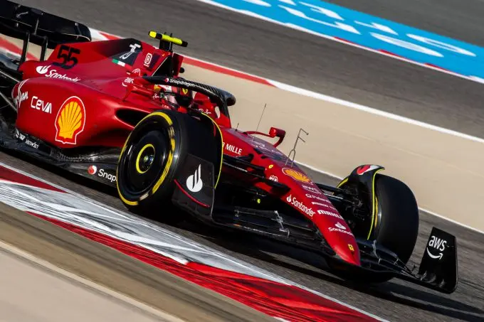 Carlos_Sainz_actie_track_GP_Bahrein 2022