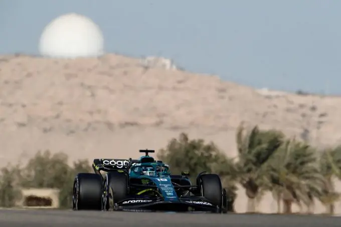 Lance_Stroll_track_palmbomen_GP_Bahrein_2022
