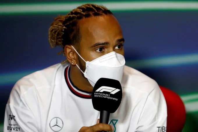 Lewis_Hamilton_microfoon