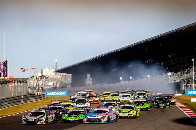 Mercedes_BWT_Nurburgring_voorop_ADAC_GT_Masters