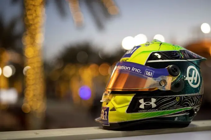 Mick_Schumacher_helm_Ferrari_Driver_Academy_logo