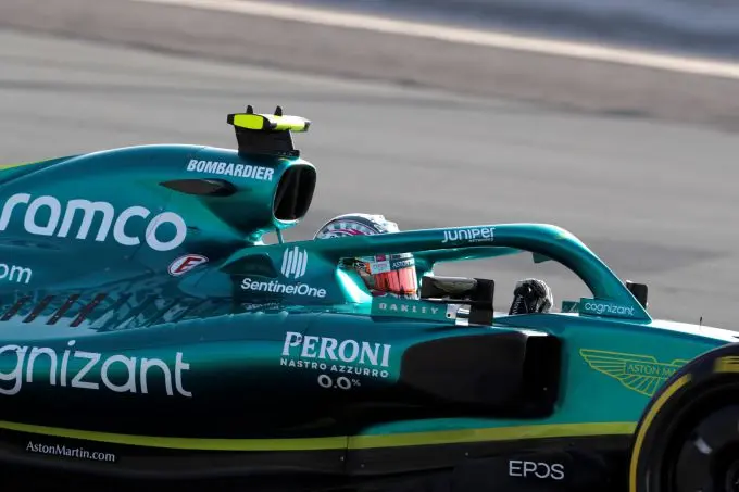 Nico_Hulkenberg_Aston_Martin_track zijkant