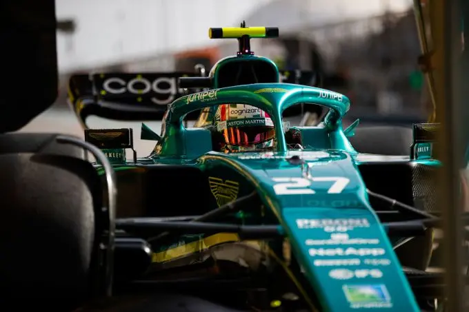 Nico_Hulkenberg_cocpit_Aston_Martin_GP_Bahrein_2022