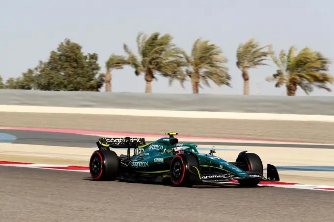 Nico_Hulkenberg_track_palmbomen_F1_Aston_Martin_GP_Bahrein_2022