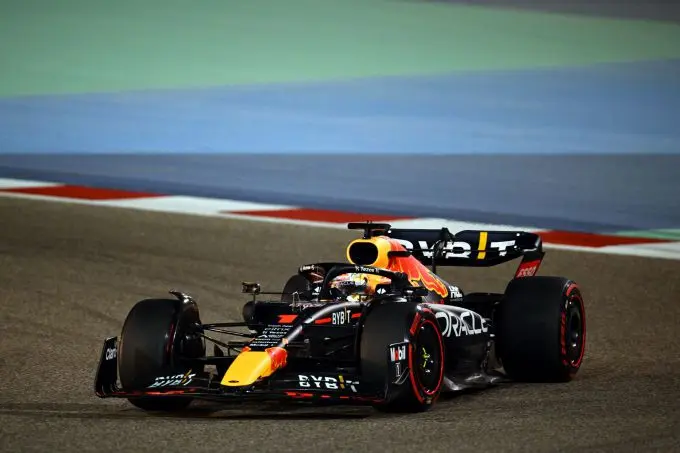 Red_Bull_2x_exit_in_Bahrein