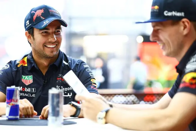 Sergio_Perez_en_Max_Verstappen_Jeddah_relaxed