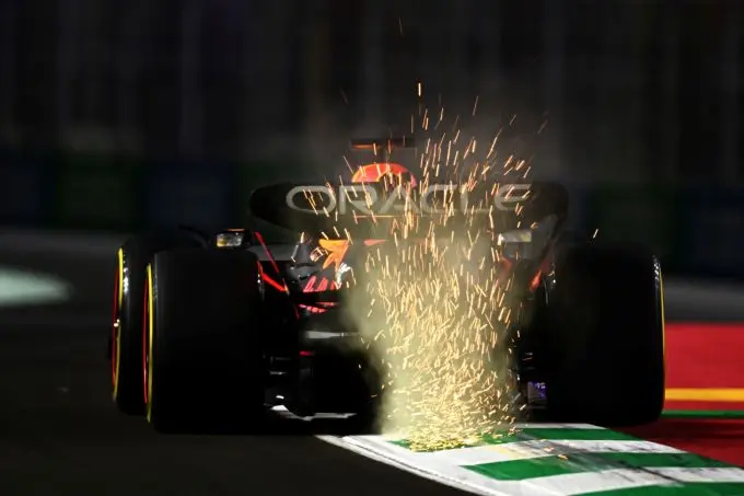 Max_Verstappen_vonkenregen_Red_Bull