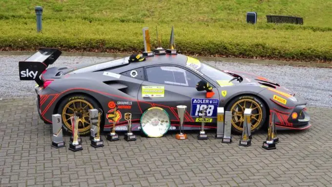 Team RaceArt Ferrari bekers