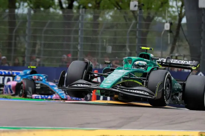 Aston_Martin_Imola_Sebastian_Vettel_track_voorwiel_omhoog