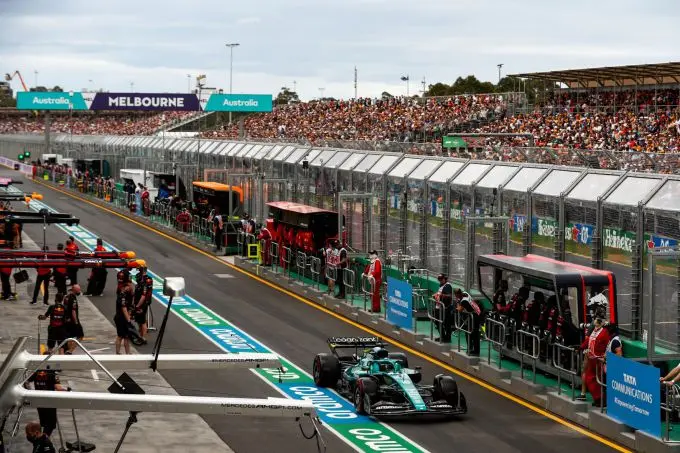 Aston_Martin_pitlane_GP_Australie