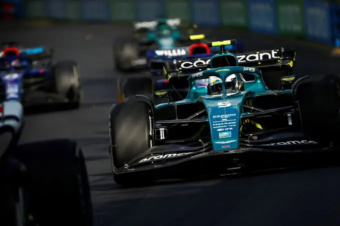 Aston_Martin_Sebastian_Vettel_in_druk_verkeer_GP Australie