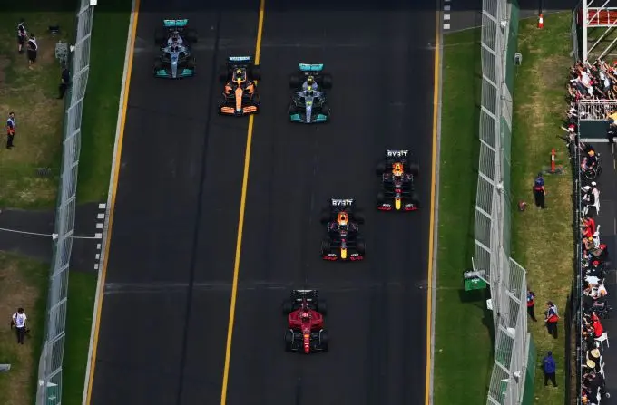 Bovenaanzicht_Ferrari_Red_Bull_Mercedes_McLaren_GP_Australie