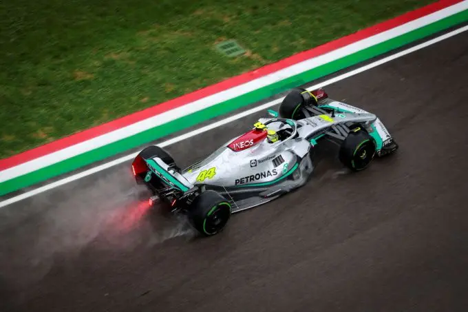 Lewis_Hamilton_Imola_bovenaanzicht_actie