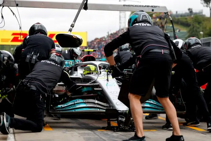 Lewis_Hamilton_Imola_pitstop