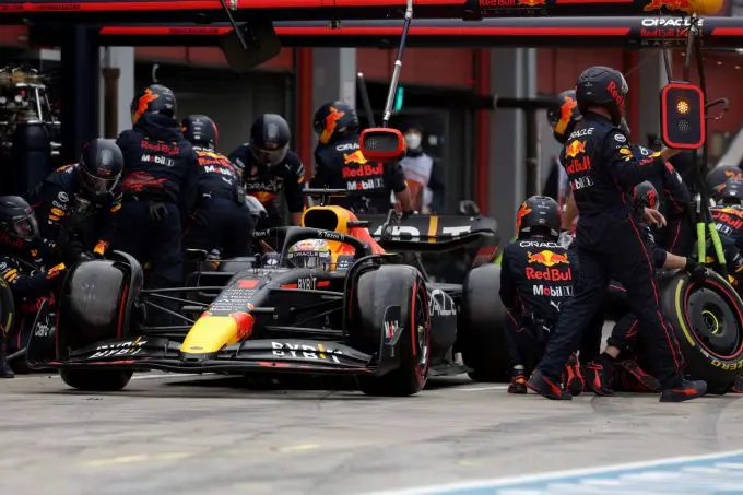 Red_Bull_pitstop_Max_Verstappen_Imola 2022