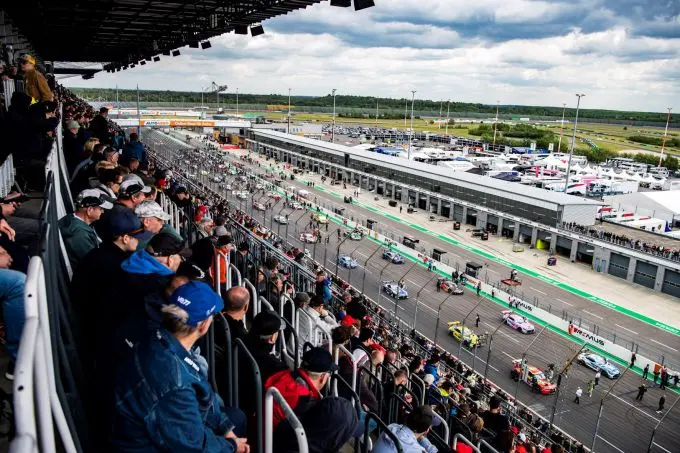 DTM-zaterdagrace op de DEKRA Lausitzring Turn 1 groot startveld veel toeschouwers