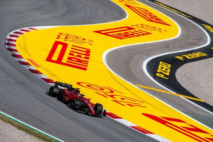 Charles_Leclerc_track_actie_Pirelli
