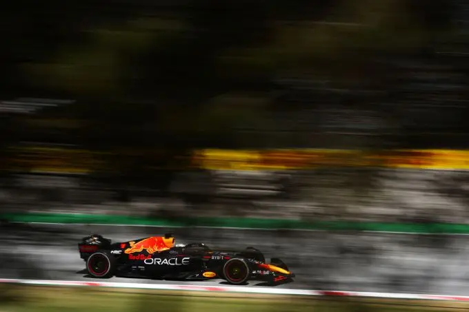 Max_Verstappen_full_speed_track
