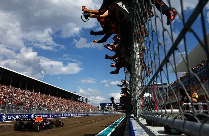 Red Bull uit zijn dak na zege Max Verstappen