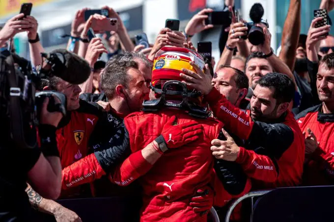 Carlos_Sainz_viert_P2_met_Ferrari_teamleden