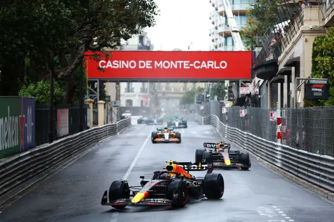 Red_Bull_in_de_straten_van_GP_Monaco