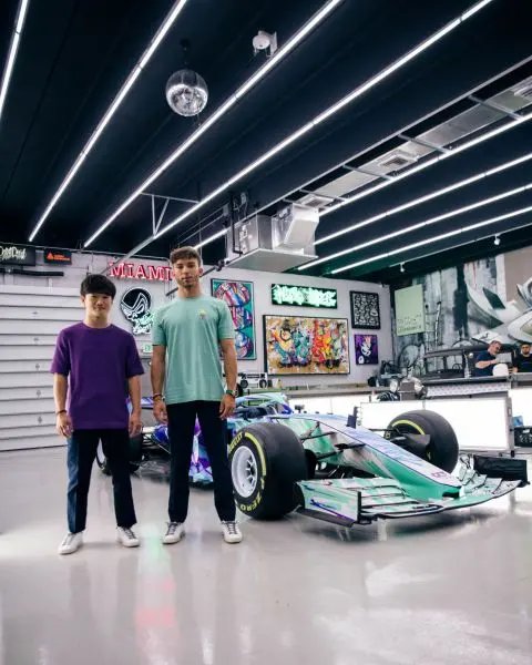 Yuki_Tsunoda_en_Pierre_Gasly_Miami_art_car
