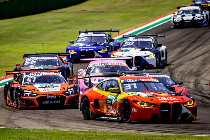 Hot_motorsport_actie_gegarandeerd_DTM_Norisring_powered_by_BMW_M_with_leader_S._van_der_Linde_in_the_Nr31_BMW