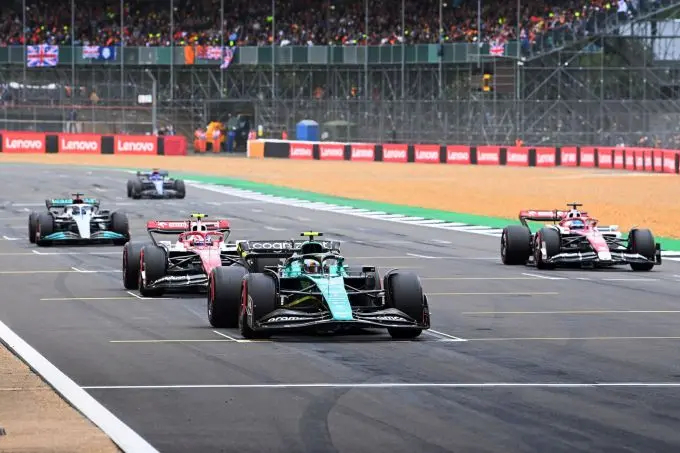 Aston_Martin_Sebastian_Vettel_GP_Engeland_actie_front