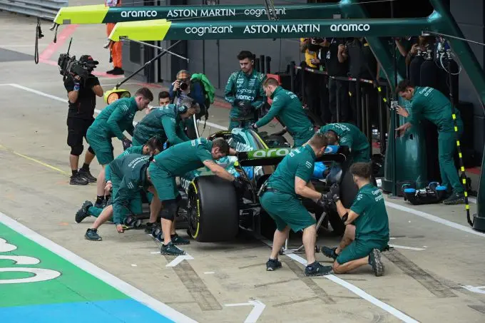 Aston_Martin_teamwork_GP_Engeland
