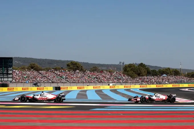 Haas_actie_twee_bolides_op_Paul_Ricard