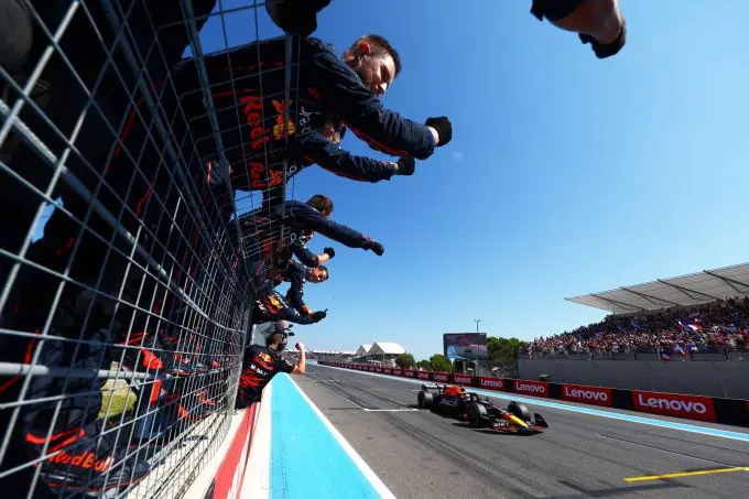 Max_Verstappen_als_winnaar_over_de_eindstreep GP Frankrijk 2022
