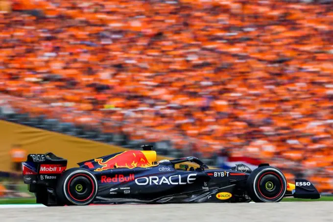 Max_Verstappen_GP_Oostenrijk_actie_met_oranje_legioen