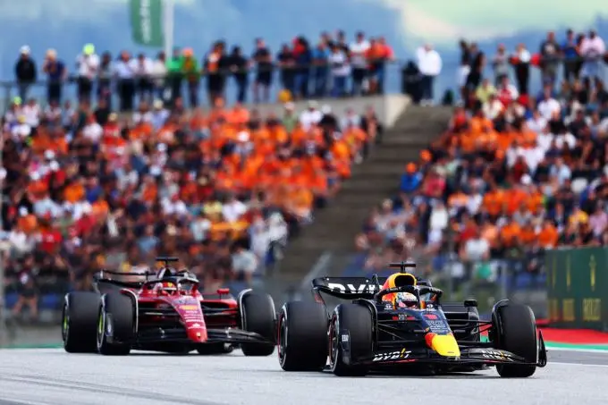 Max_Verstappen_voor_Ferrari_in_Oostenrijk
