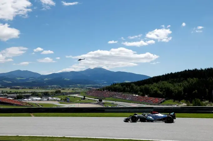 Mercedes_racen_in_niemandsland