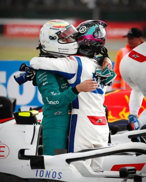 Big hug van Sebastian Vettel voor Mick Schumacher