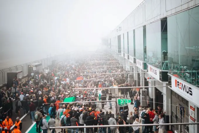 Pitwalk van de DTM fans in een mistige pitstraat