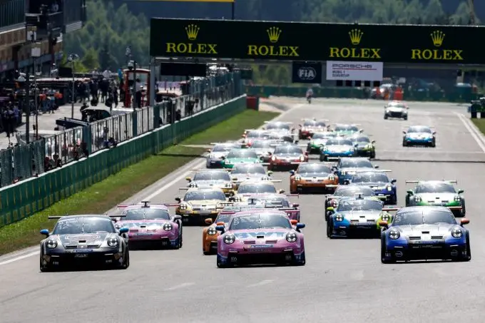 Porsche Mobil 1 Supercup startveld op weg naat eerste boch La Source