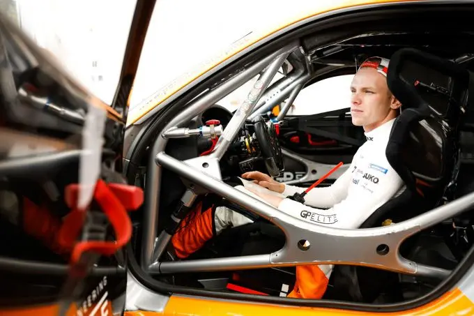 Porsche Mobil 1 Supercup Spa-Francorchamps Larry_ten_voorde_cockpit_wachten