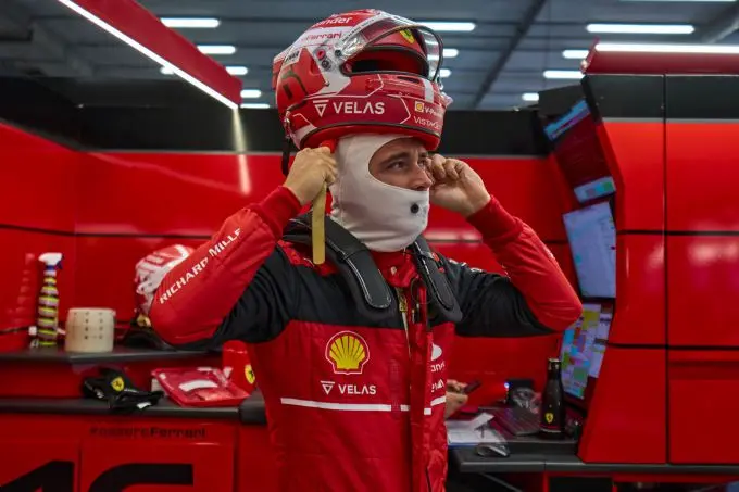 Charles_Leclerc_met_helm_bovenop