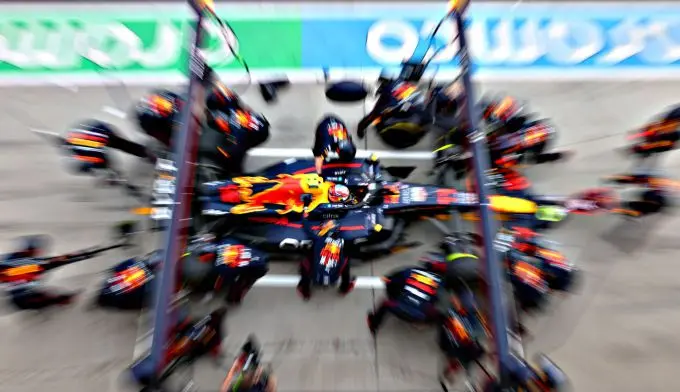Max_Verstappen_pitstop_perfect_teamwork