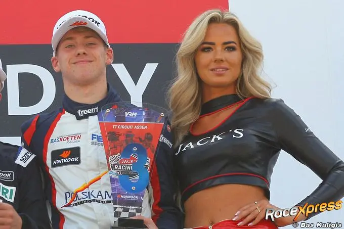 Gianni van de Craats in goed gezelschap op podium grid girl Jack's Racing Days