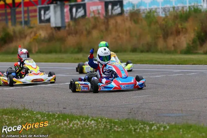 Jordi Broekman juichend over de finish