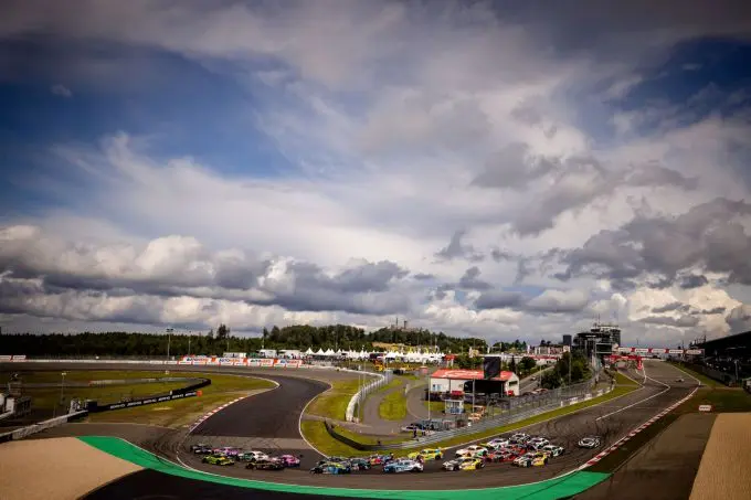 DTM startveld door de eerste bocht